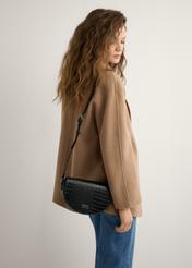 Czarna półokrągła listonoszka damska croco TOREC-1184-9G(W26), widok produktu na ramieniu modelki. Widoczna połowa sylwetki.