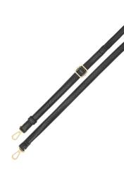 Czarna skórzana średnia torebka damska TORES-1279-9I(W26), zbliżenie na pasek produktu, widok na białym tle.