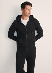 Czarna bluza męska z kapturem BLZMT-0074-99(Z25), widok produktu z przodu na modelu. Widoczna połowa sylwetki.