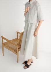 Zamszowe klapki damskie w kolorze ciemnobrązowym BUTYD-1255-1I(W26), widok produktu z boku na stopach modelki.