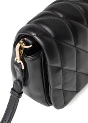 Czarna torebka damska z przeszyciami TOREC-1151-99(W26), zbliżenie na detal torebki na białym tle.