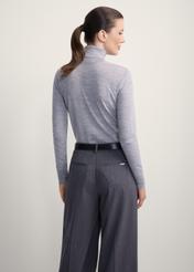 Szary golf damski z wełną SWEDT-0255-91(Z25), widok produktu od tyłu na modelce, widoczna połowa sylwetki.