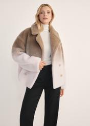 Wełniane futro damskie w kolorze beżu FUTDW-0036-81(Z25) - widok produktu z przodu na modelce na białym tle. Widoczna sylwetka do kolan.