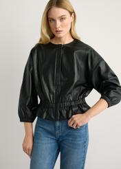 Czarna skórzana kurtka damska KURDS-0570-99(W26), widok produktu z przodu na modelce. Widoczna połowa sylwetki.