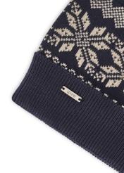 Granatowa bawełniana czapka męska CZAMT-0090-69(Z25), zbliżenie na detal produktu, widok na białym tle.