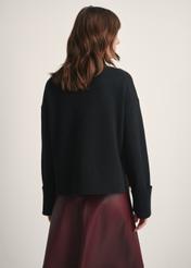 Czarny sweter damski z wełny SWEDT-0244-99(Z25), widok produktu z tyłu na modelce. Widoczna połowa sylwetki.