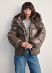 Krótka brązowa kurtka damska KURDT-0608-82(Z25), widok produktu z przodu na modelce. Widoczna połowa sylwetki.