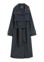 Czarny długi płaszcz damski KURDT-0653-99(W26) - widok produktu z przodu, na białym tle. 