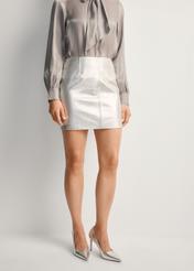 Srebrna skórzana spódnica mini SPCDS-0080-3208(Z25), widok produktu z przodu na modelce. Widoczna połowa sylwetki.