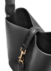 Czarna torba damska TOREC-1059-99(Z25), zbliżenie na detal produktu na białym tle. 