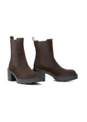 Brązowe zamszowe botki damskie na obcasie BUTYD-1094-89(Z25), widok produktu skosem na białym tle.