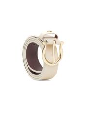 Skórzany pasek damski w kolorze białym PASDS-0274-0B(W26), widok produktu skosem na białym tle.