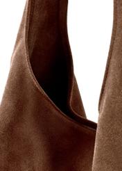 Brązowa zamszowa shopperka damska TORES-1177-1I(W26), zbliżenie na detal produktu na białym tle.