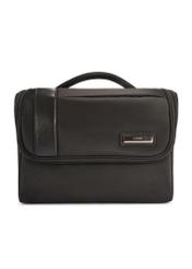 Duża czarna kosmetyczka męska TORMN-0405-99(W26), widok produktu od przodu na białym tle.