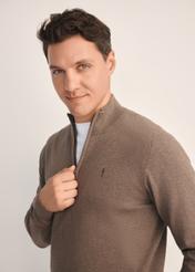 Brązowy sweter męski SWEMT-0174-90(Z25), zbliżenie na detal produktu na modelu.