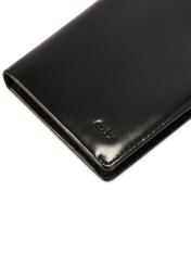 Czarny mały skórzany portfel męski PORMS-0664-99(Z25), zbliżenie na detal produktu, widok na białym tle.