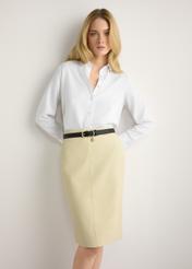 Skórzana spódnica w kolorze żółtym SPCDS-0031-2A(W26), widok produktu z przodu na modelce. Widoczna połowa sylwetki.