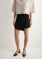 Czarne spódnico-spodenki damskie SZODT-0008-99(W26), widok produktu z przodu na modelce. Widoczna połowa sylwetki.