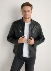 Skórzana kurtka męska w kolorze czarnym KURMS-0397-99(W26) - widok produktu z przodu, na modelu, na jasnym tle. Widoczna sylwetka do kolan.