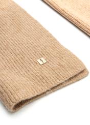 Beżowy zestaw czapka i szalik z wiskozy ZESTD-0012-81(Z25) - zbliżenie na detal na białym tle. 