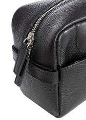 Skórzana kosmetyczka męska z logo TORMS-0298A-99(Z25) - zbliżenie na detal na białym tle.