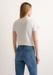 Kremowy t-shirt damski z nadrukiem TSHDT-0166-0B(Z26) - widok produktu z tyłu, na modelce, na jasnym tle. Widoczna połowa sylwetki.