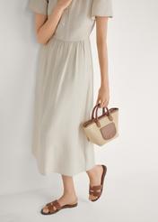 Camelowe klapki damskie BUTYD-0725D-1D(W26), widok produktu z boku na stopach modelki.