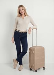 Średnia walizka na kółkach WALPP-0022-1C-24(W26), widok produktu z przodu obok sylwetki modelki.