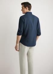Granatowa lniana koszula męska KOSMT-0362-7E(W26) - widok produktu z tyłu, na modelu, na jasnym tle. Widoczna połowa sylwetki. 