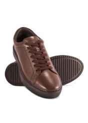 Brązowe skórzane buty sportowe BUTYM-0503-89(Z25) - widok produktu z góry na białym tle. 