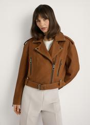 Skórzana kurtka ramoneska w kolorze koniaku KURDS-0610-1F(W26), widok produktu z przodu na modelce. Widoczna połowa sylwetki.