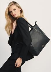 Czarna skórzana torebka shopper TORES-0980D-99(Z25), widok produktu na ramieniu modelki.