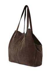 Skórzana ciemnobrązowa torebka damska TORES-1252-1I(W26) - widok produktu po skosie, na białym tle. 