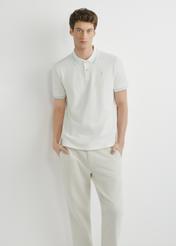 Koszulka polo w kolorze białym POLMT-0090-0B(W26), widok produktu z przodu na modelu. Widoczna połowa sylwetki.