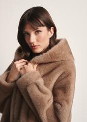 Beżowe futro damskie z kapturem FUTDP-0062-81(Z25), zbliżenie na produkt na modelce.