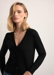 Czarny kardigan damski KARDT-0061-99(W26), zbliżenie na produkt na sylwetce modelki.