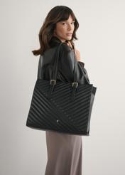 Duża czarna skórzana torebka damska TORES-1287-99(W26), widok produktu od przodu na modelce, widoczna połowa sylwetki.