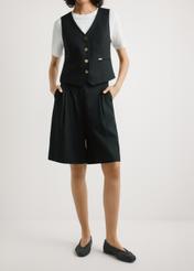 Damskie eleganckie czarne szorty SZODT-0017-99(W26), widok produktu z przodu na modelce. Widoczna połowa sylwetki.