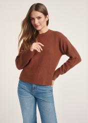 Brązowy sweter damski SWEDT-0242-89(Z25), widok produktu z przodu na modelce. Widoczna połowa sylwetki.