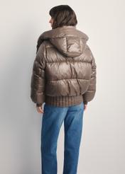 Krótka brązowa kurtka damska KURDT-0608-82(Z25), widok produktu z tyłu na modelce. Widoczna połowa sylwetki.