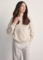 Beżowy sweter damski SWEDT-0238-81(Z25), widok produktu z przodu na modelce. Widoczna połowa sylwetki.