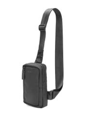 Czarna mała saszetka męska TORMN-0390-99(W26), widok produktu skosem na białym tle.