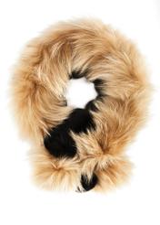 Szal damski z naturalnego futra SZADF-0029A-16(Z25), widok produktu od przodu na białym tle.