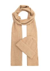Beżowy zestaw czapka i szalik z wiskozy ZESTD-0012-81(Z25) - widok produktu z przodu na białym tle. 