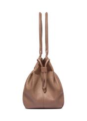 Skórzana torebka shopper w kolorze ciemnego beżu TORES-1360-1K(Z26) - widok produktu z boku, na białym tle. 