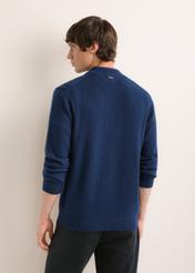 Ciemnogranatowy sweter męski z domieszką wełny SWEMT-0215-7E(Z26), widok produktu z tyłu na modelu. Widoczna połowa sylwetki.