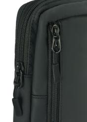 Mała czarna saszetka męska TORMN-0363-99(Z25), zbliżenie na detal produktu, widok na białym tle.