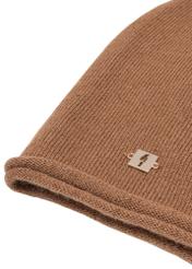 Czapka damska kaszmirowa w kolorze camelu CZADT-0043-1D(Z26)  zbliżenie na detal produktu, widok na białym tle.