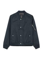 Granatowa przejściowa kurtka męska KURMT-0403-7D(W26), widok produktu z przodu na białym tle.