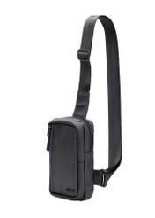Czarna męska saszetka na ramię TORMN-0393-9J(W26) - widok produktu po skosie, na białym tle. 